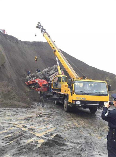 墨竹工卡上犹道路救援